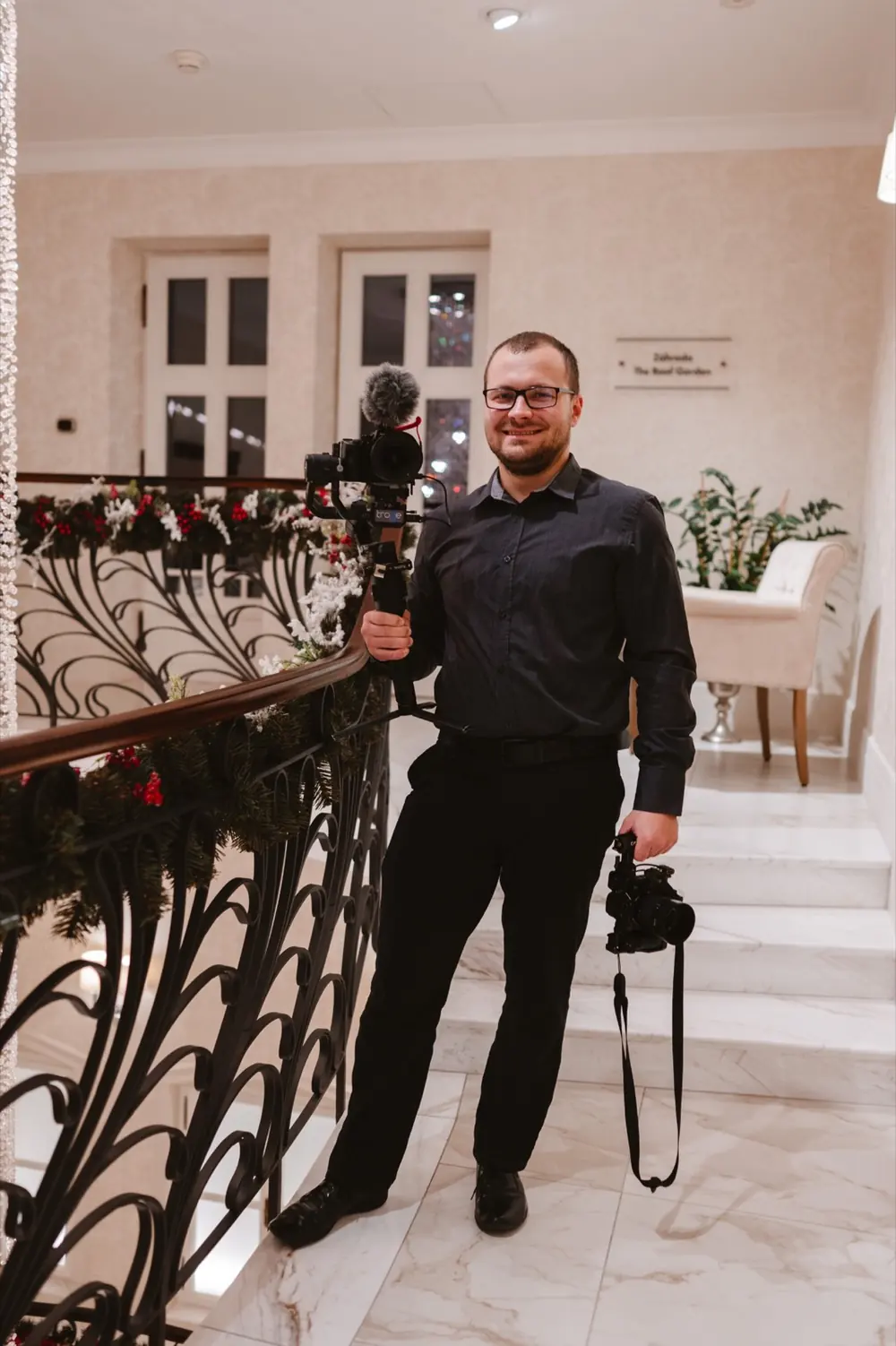Michal Tropp s kamerou na stabilizátore na schodisku hotela