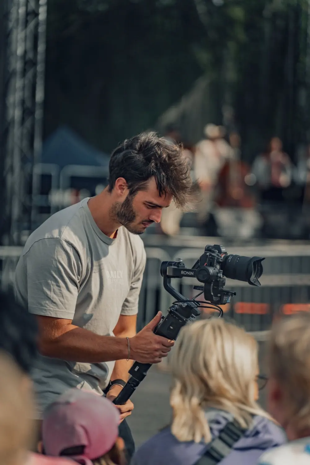 Samuel Časnoha natáča so stabilizátorom na podujatí